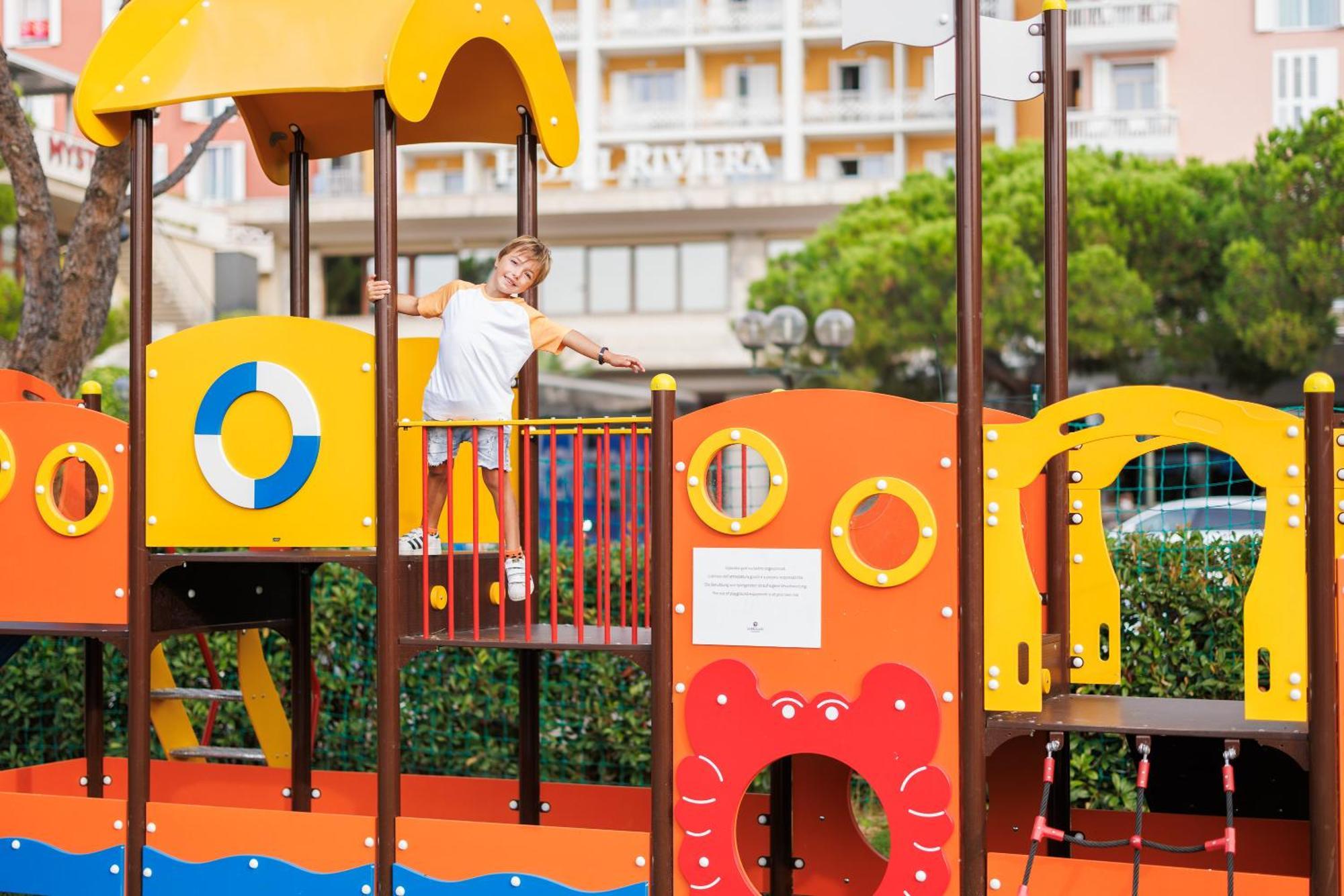 Hotel Slovenija - Terme & Wellness Lifeclass Portorož Exterior foto A child playing on a playground